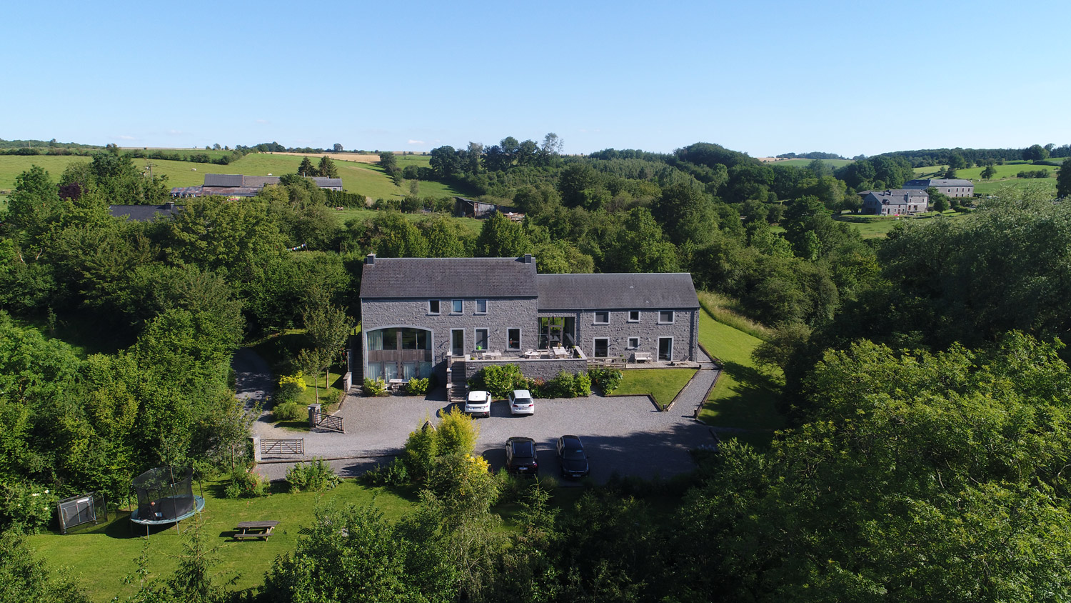 La Lavandière vanuit de lucht, in het groen boven Chardeneux